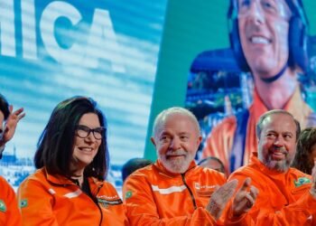 Lula cobra fiscalização de preços de combustíveis