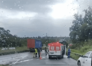 Acidente caminhão ‘cegonha’ e automóvel deixa dois mortos na BR 324