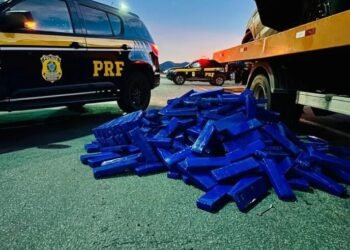 PRF apreende 400 kg de maconha em veículo que empreendeu fuga na Bahia