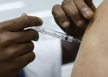 Casos de síndrome respiratória aguda grave caem no país, diz Fiocruz