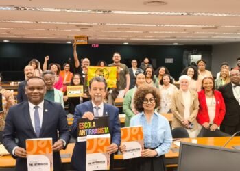 Chega ao Congresso caderno de propostas para educação antirracista