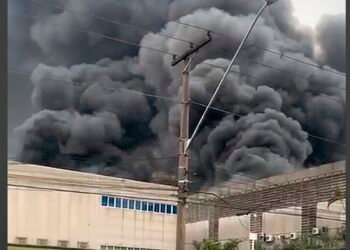 Incêndio atinge galpões comerciais em Barueri, na Grande São Paulo