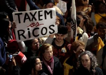 Ato na Avenida Paulista pede taxação de super-ricos e condena tarifaço