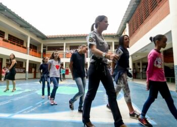 Estudantes se articulam contra o modelo cívico-militar em Minas Gerais