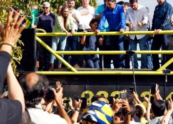 De tornozeleira, Bolsonaro participa de motociata em Brasília