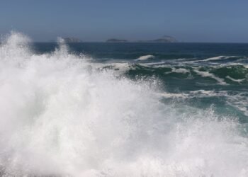 Marinha mantém alerta de ondas fortes no Rio até quinta-feira