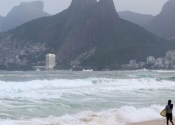 Marinha emite aviso de ressaca e alerta de ventos fortes no Rio