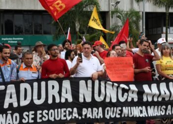 Número de autocracias supera o de democracias no mundo, diz estudo