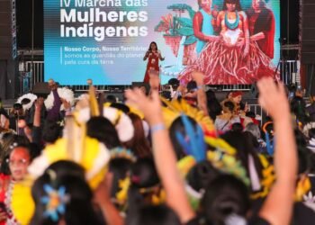 Evento em Brasília reúne 5 mil mulheres indígenas que pedem proteção
