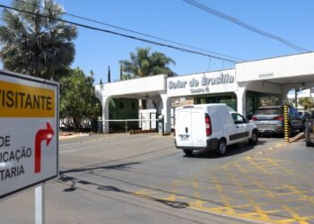 Moraes autoriza Bolsonaro a receber visita de funcionário de cartório