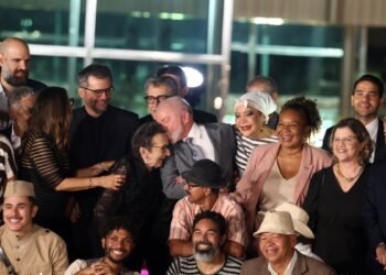 Lula recebe equipe de O Agente Secreto e destaca papel da cultura