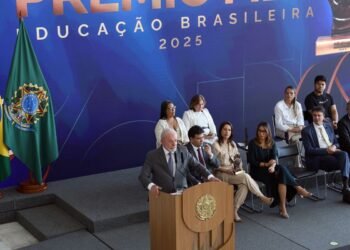 Evasão escolar é questão de Estado, diz Lula na entrega do Prêmio MEC