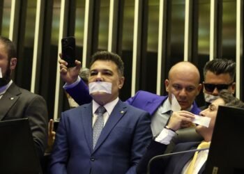 Oposição pernoita nos plenários do Congresso para impedir trabalhos