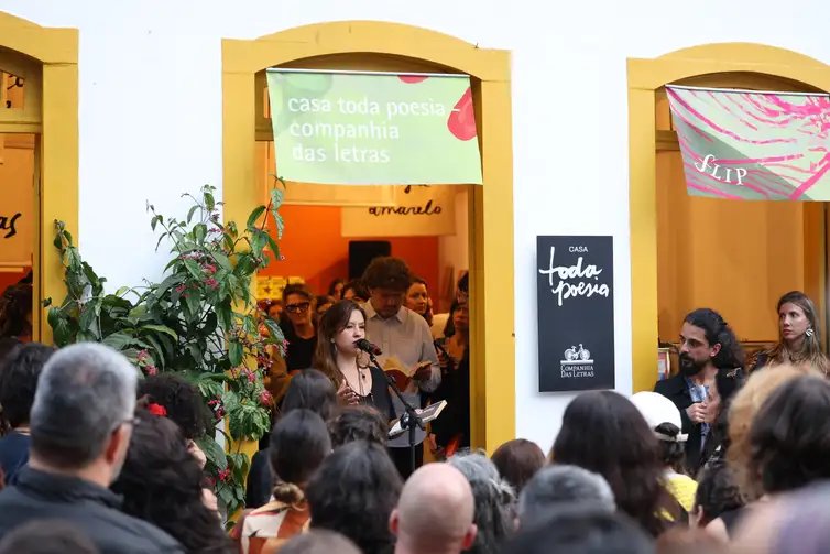 Paraty (RJ), 31/07/2025 - A escritora Estrela Ruiz Leminski participa da homenagem a Paulo Leminski na Casa Toda Poesia da Companhia das Letras durante a 23ª Festa Literária Internacional de Paraty. Foto: Rovena Rosa/Agência Brasil