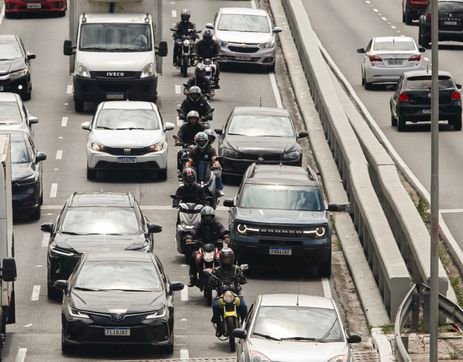 Paulo Pinto/Agência Brasil São Paulo (SP), 16/01/2025 - Aplicativo 99, lança serviço de Moto Taxi em São Paulo, contrariando norma da prefeitura que proíbe o serviço.
Foto: Paulo Pinto/Agência Brasil