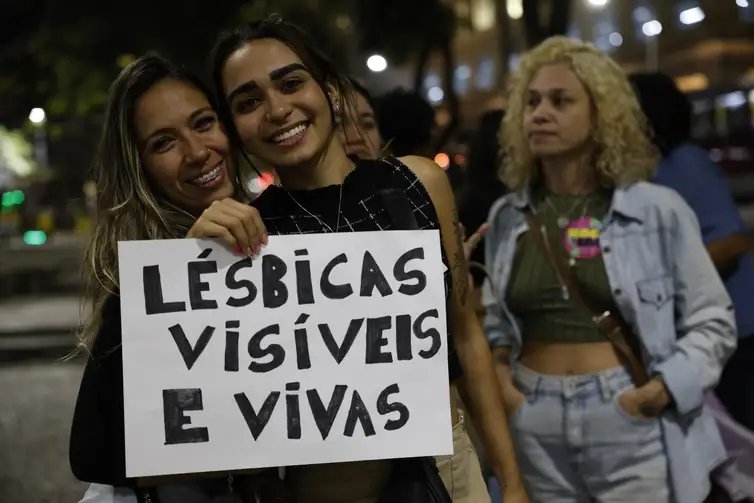 Rio de Janeiro (RJ), 19/08/2024 – Dia do Orgulho Lésbico reúne mulheres no centro da cidade em luta por direitos e contra o preconceito. Foto: Fernando Frazão/Agência Brasil