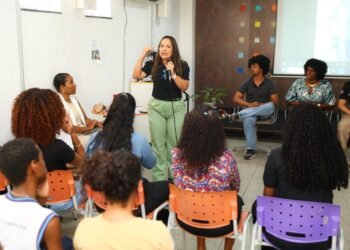 Alunos do Paulo IV participam de palestra educativa sobre violência contra a mulher – Prefeitura Municipal de Candeias.