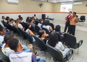 Estudantes da rede municipal participam de palestra do Agosto Lilás – Prefeitura Municipal de Candeias.