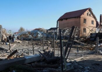 Rússia intensifica ofensiva e conquista nova cidade ucraniana