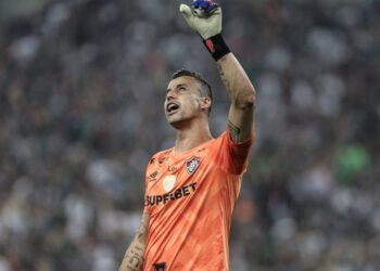 Fábio vira jogador com mais partidas disputadas no futebol mundial