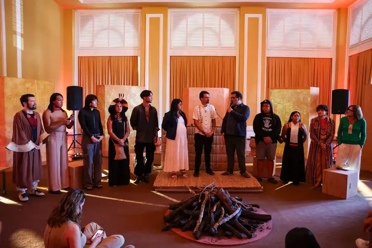 Petrópolis (RJ), 23/08/2025 – Artistas e curadores durante abertura da exposição Insurgências Indígenas – Arte, Memória e Resistência, no Sesc Quitandinha, em Petrópolis. Foto: Tomaz Silva/Agência Brasil