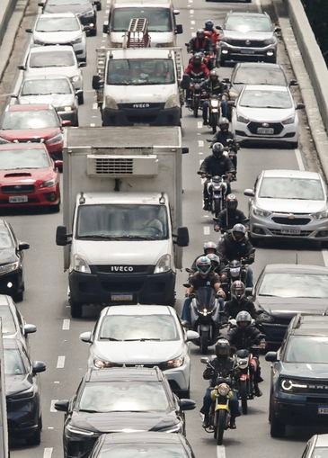 Paulo Pinto/Agência Brasil São Paulo (SP), 16/01/2025 - Aplicativo 99, lança serviço de Moto Taxi em São Paulo, contrariando norma da prefeitura que proíbe o serviço.
Foto: Paulo Pinto/Agência Brasil