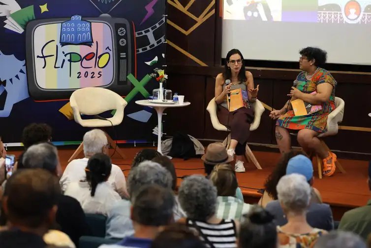 Rovena Rosa/Agência Brasil Salvador (BA), 09/08/2025 - A escritora Lilia Schwarcz e a ilustradora Suzane Lopes falam sobre os livros Óculos de Cor e Enciclopédia Negra para Jovens Leitores no Museu Eugênio Teixeira Leal durante a Festa Literária Internacional do Pelourinho - Flipelô. Foto: Rovena Rosa/Agência Brasil