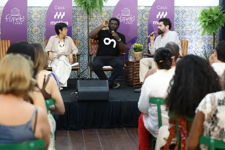 Salvador (BA), 09/08/2025 - O escritor marfinense GauZ' fala sobre seu primeiro livro De pé, tá pago na mesa Com a palavra o escritor na Casa Motiva durante a Festa Literária Internacional do Pelourinho - Flipelô. Foto: Rovena Rosa/Agência Brasil