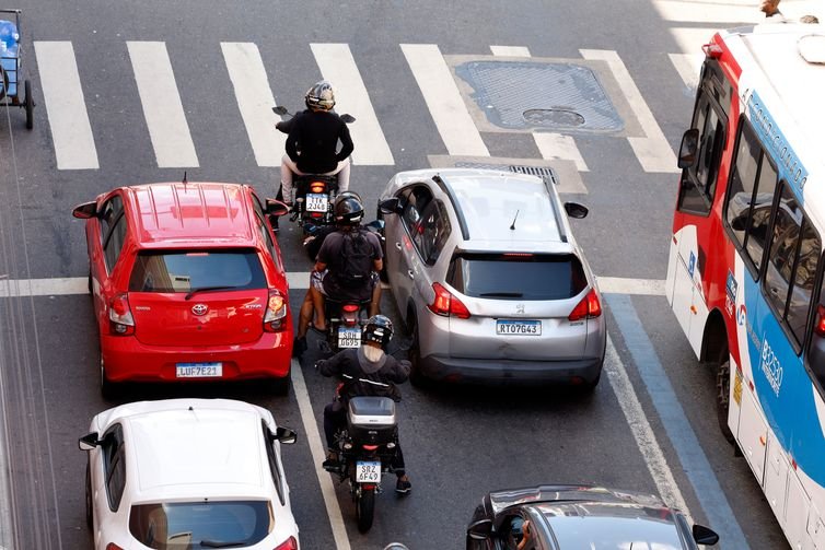 Tânia Rêgo/Agência Brasil Rio de Janeiro (RJ), 30/07/2025 - Motociclistas de aplicativos transitam pelas ruas do centro do Rio. Foto: Tânia Rêgo/Agência Brasil
