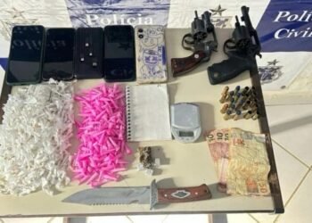 Suspeitos morrem e Polícia baiana apreende mais de 500 porções de drogas e armas no interior