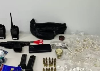 PM prende suspeito de atirar em policial com arma e drogas em ação conjunta
