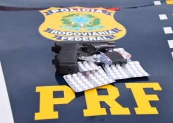 PRF flagra motorista com anfetaminas, simulacro de arma e cocaína na Bahia