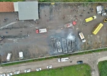 Incêndio destrói veículos em garagem de prefeitura na Bahia