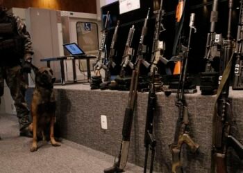 Ações da PM apreendem fuzis, metralhadoras e drogas no Rio de Janeiro