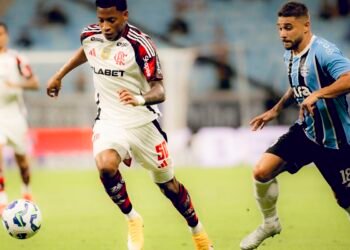 Em momentos distintos, Flamengo e Grêmio se enfrentam no Maracanã