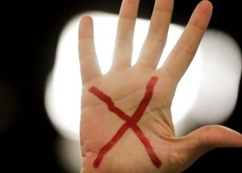 Violência digital contra mulheres atinge níveis alarmantes