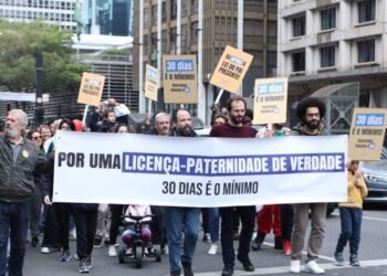 Manifestações em quatro cidades pedem ampliação da licença-paternidade