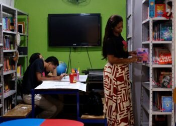 Iniciativas públicas e comunitárias aproximam brasileiros dos livros