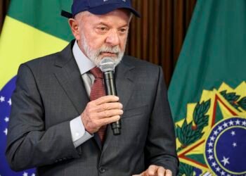 Lula defende regulação de big techs durante reunião ministerial