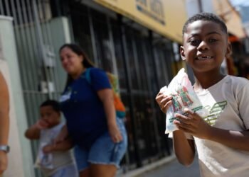 Fé e alegria marcam o dia de Cosme e Damião no Rio de Janeiro