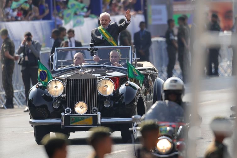 Brasília, DF 07/09/2024 Presidente Luiz Inácio Lula da Silva acompanhado de diversos ministros e autoridades, participa do desfile de 7 de setembro na Esplanada dos Ministérios  Foto: Fabio Rodrigues-Pozzebom