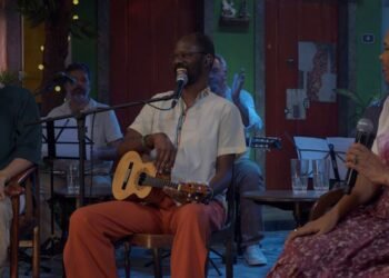 Samba na Gamboa: roda do Poeira Pura mescla hits do gênero e bate-papo