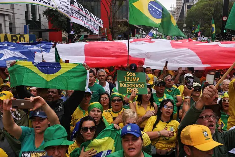 Supporters of former Brazilian President Jair Bolsonaro attend a demonstration on the Brazilian Independence Day, amid the final phase of Bolsonaro's trial, in which he is accused of plotting a coup after his electoral defeat, at Paulista Avenue in Sao Paulo, Brazil September 7, 2025. REUTERS/Amanda Perobelli