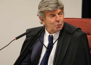 Fux absolve Bolsonaro e condena Braga Netto e Cid pela trama golpista