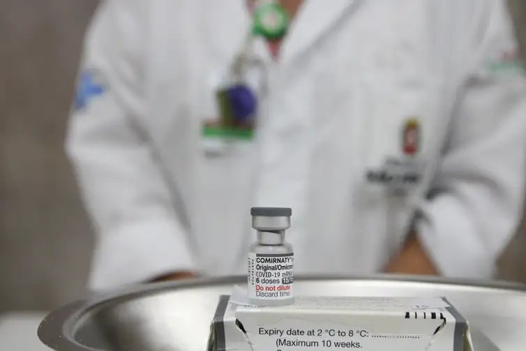 São Paulo (SP), 02/05/2023 - Vacina bivalente contra covid-19 da Pfizer no posto móvel de vacinação da Unidade Básica de Saúde - UBS República na galeria subterrânea da praça do Patriarca. Foto: Rovena Rosa/Agência Brasil