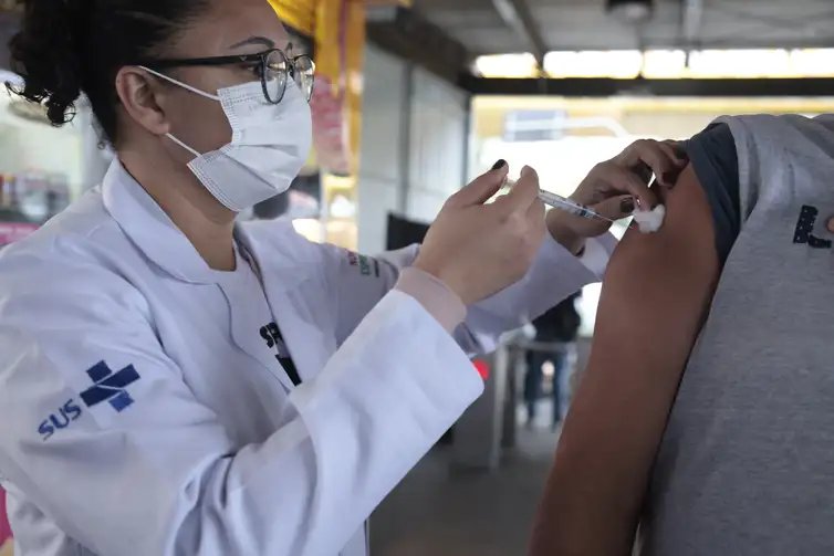 São Paulo (SP), 09/06/2025 - A Secretaria Municipal da Saúde de São Paulo inicia ações de intensificação da vacinação contra a influenza. Posto de vacinação no Terminal Parque Dom Pedro II, no centro da capital paulista. Foto: Paulo Pinto/Agência Brasil. Foto: Paulo Pinto/Agência Brasil