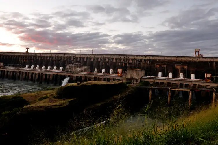 Foz do Iguaçu (PR), 17/07/2025 - Vista externa com comportas da usina Itaipu Binacional. Foto: Tânia Rêgo/Agência Brasil