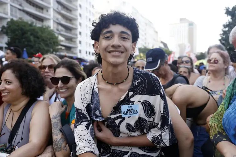 Rio de Janeiro (RJ), 21/09/25 - Caio Júlio Peres participa de protesto contra a PEC da Blindagem e PL da Anistia na orla de Copacabana. Foto: Tânia Rêgo/Agência Brasil