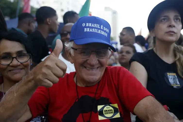 Rio de Janeiro (RJ), 21/09/25 - Edson Enio Martins, participa de protesto contra a PEC da Blindagem e PL da Anistia na orla de Copacabana. Foto: Tânia Rêgo/Agência Brasil