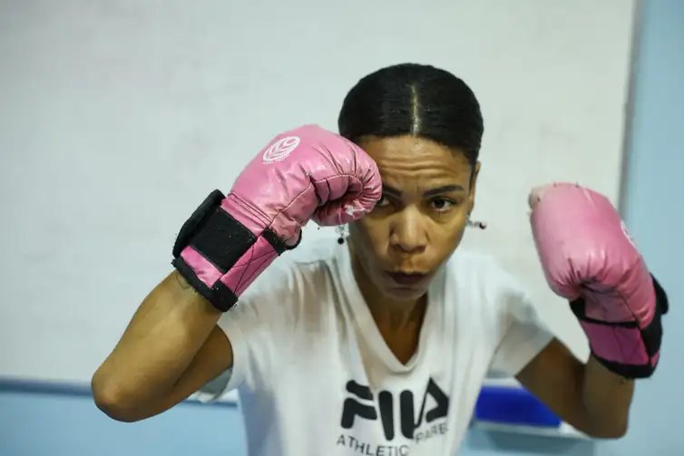 Tomaz Silva/Agência Brasil Rio de Janeiro (RJ), 26/09/2025 – Alunas participam de aula de defesa pessoal e muay thai no Instituto Carlos Chagas, pelo Projeto Menina moça mulher, no centro do Rio de Janeiro. Foto: Tomaz Silva/Agência Brasil